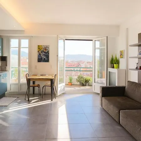 Modern Spacious With A Great View *